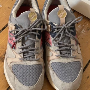 Saucony Grid 9000 Liberty Pack, strl 44 - Saucony sneakers i en kombination av bl a mocka, skinn och grå väv. Modellen ”Grid 9000 Liberty Pack” - som lanserades 2017 - är inspirerad av den amerikanska flaggan. Idag är de svåra att hitta så grattis till dig som slår till. Kan inte fatta att min sambo vill sälja dom men han säger att han har alldeles för många sneakers. Dessa är använda till och från men absolut inte slitna utan i gott skick. Fler bilder kan fås. Storlek är en US10/EU44. Sambon har 43-44 i skor.   Nypris 2017: ca 1,500:-