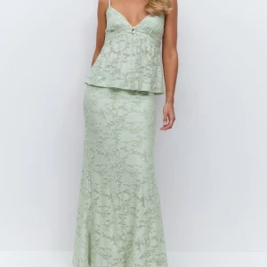 Oanvänt!! Ginatricot SET i vit färg - Ett sjukt fint och även helt slutsålt set (tillhörande kjol och topp) från Ginatricot som är helt oanvänt med prislapparna kvar på både kjol och topp! Både kjol & topp är i storlek S, och önskas fler bilder så tveka inte på att höra av er! Som sagt, setet är i VIT färg!