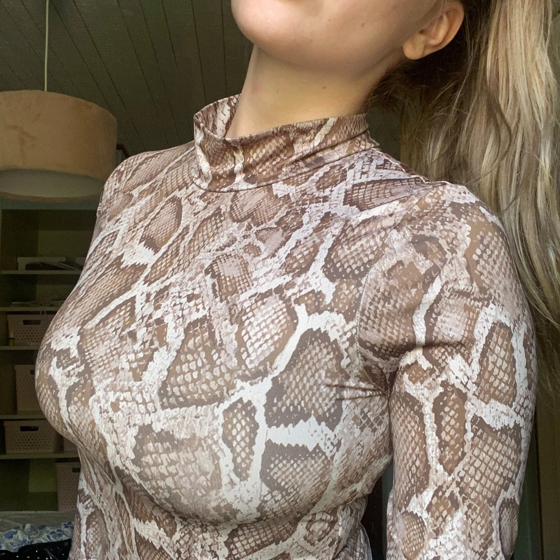 Brun ormmönstrad polotröja