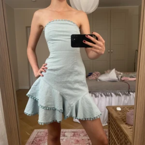 Ljusblå axelbandslös volangklänning - Superfin ljusblå kortklänning med volanger, knappt använd!!😽