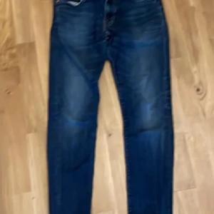Levis 501 jeans i mörkblå denim slim fit - Klassiska Levis 501 jeans i mörkblå tvätt med raka ben och femficksmodell. Byxorna har normal passform och synliga sömmar. Perfekta för dig som gillar tidlös denimstil. Storlek W30 L30