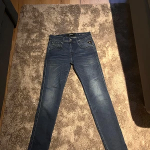 Replay Hyperflex Anbass jeans blå - Snygga blå Replay Hyperflex Anbass jeans med slim fit och ny pris är 1899kr säljer dem för ett riktigt bra pris så var snabb