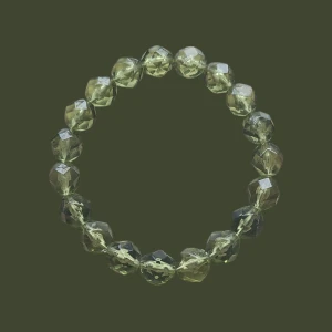 Grönt pärlarmband - Coolt armband med transparenta, facettslipade pärlor i ljusgrön nyans. Pärlorna är trätt på elastisk tråd vilket gör det enkelt att ta på och av. (Större i storleken)