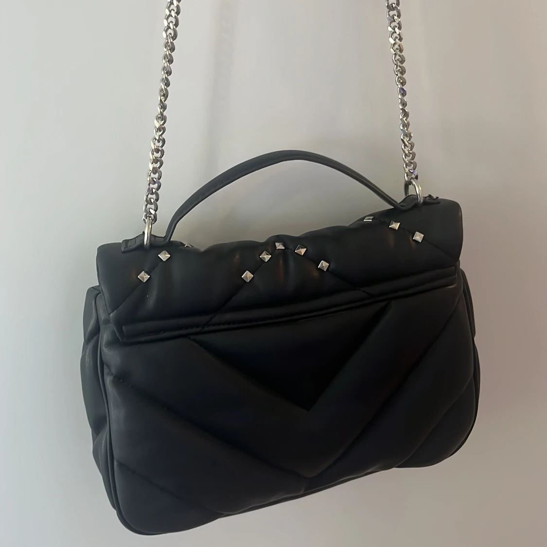 Svart axelväska med nitar från Zara  - 1