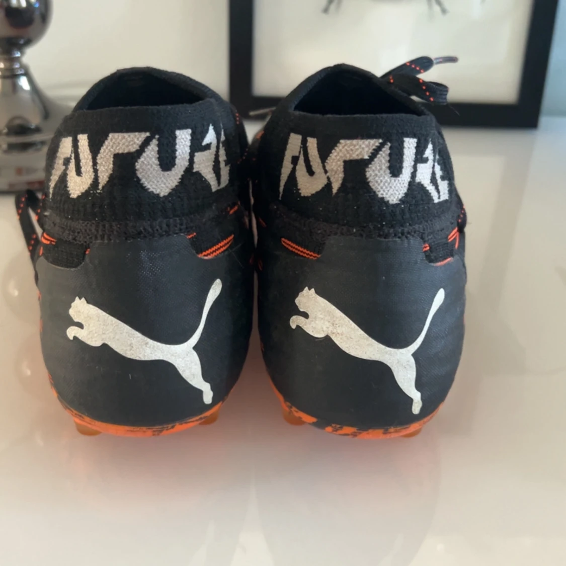 Svarta och orangea Puma fotbollsskor - 3