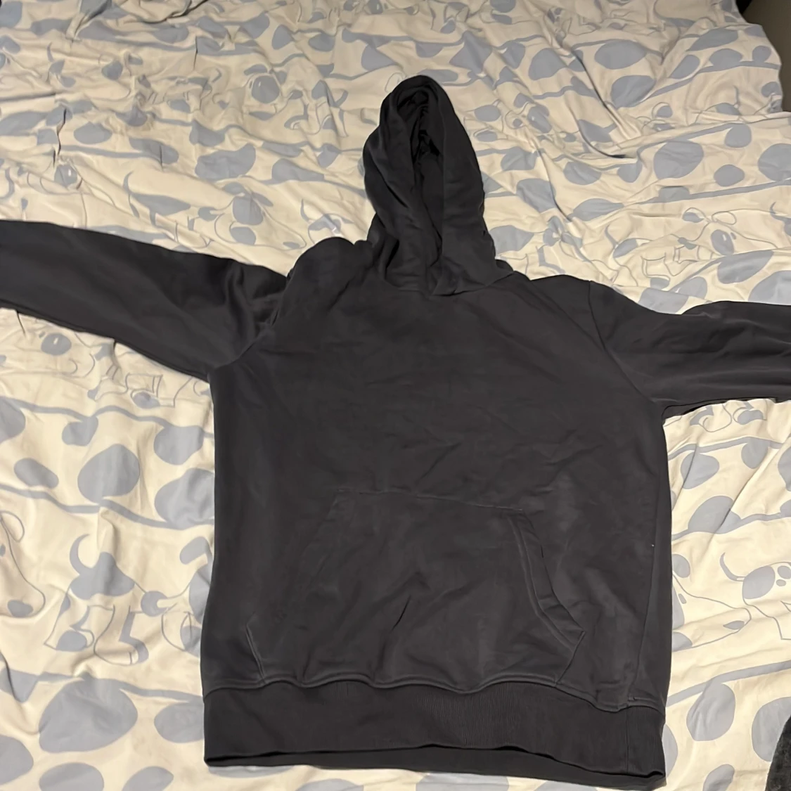 Svart hoodie från Kappahl