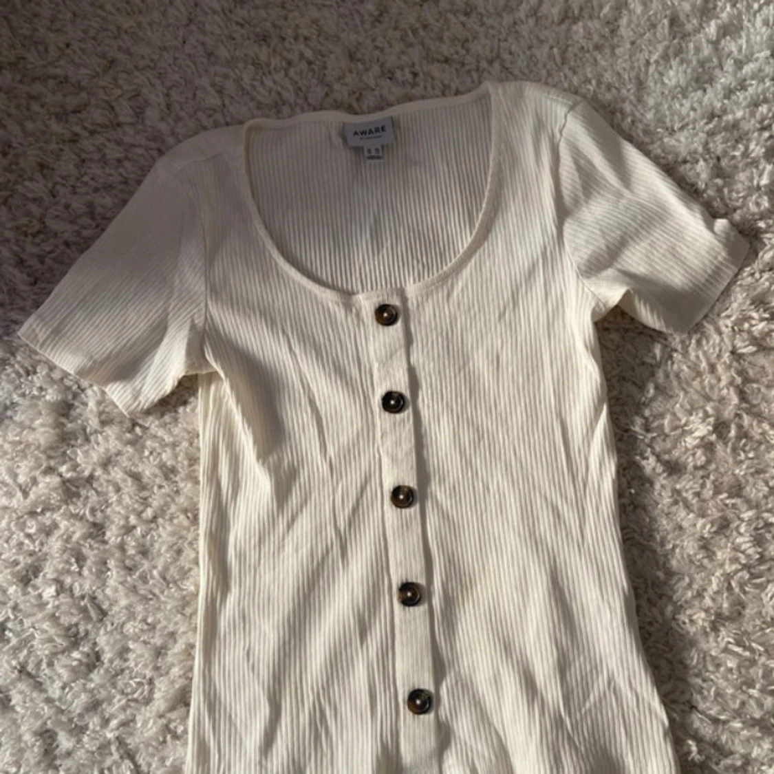 Vit ribbad topp med knappar från Aware by Vero Moda