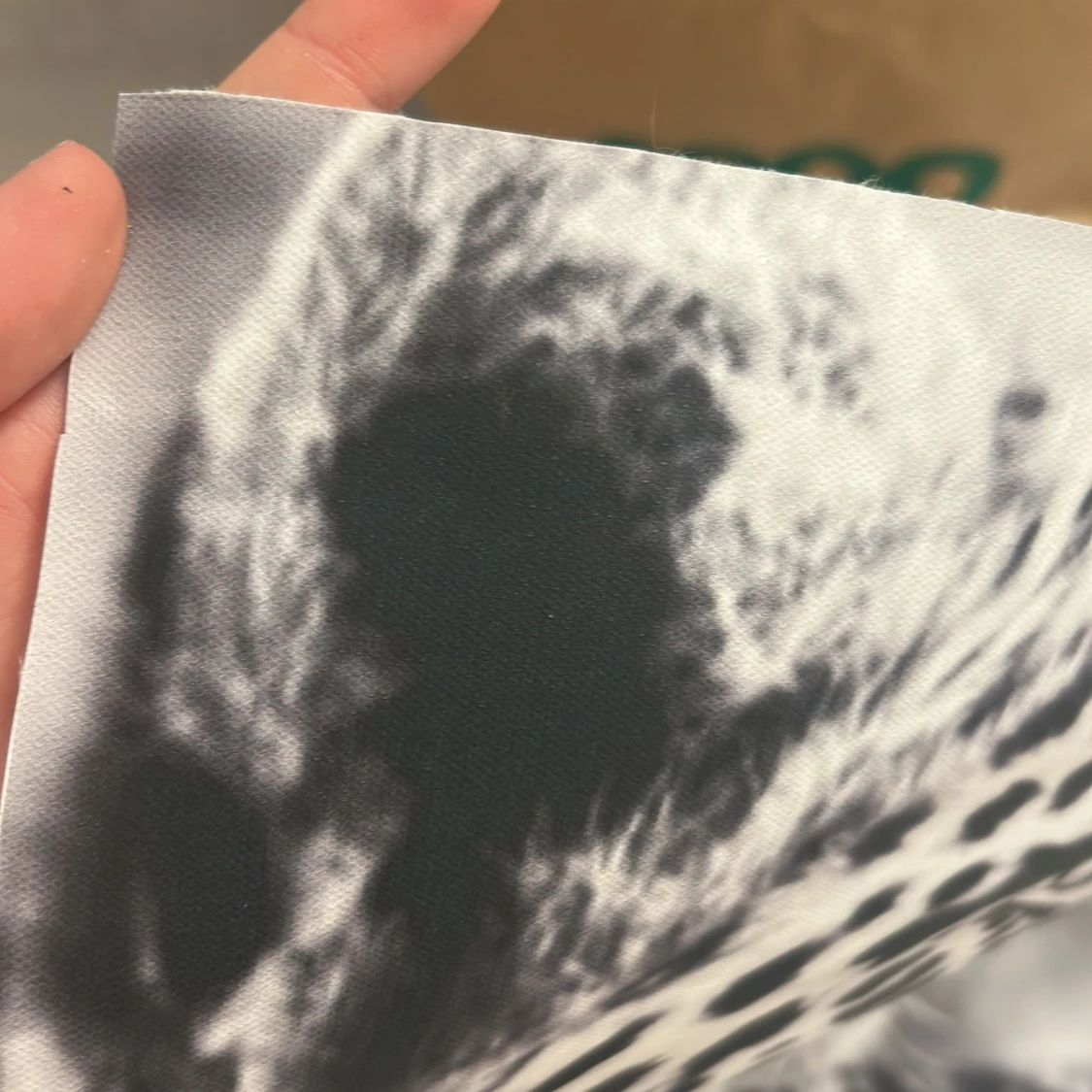 Svartvit tygposter med leopardmotiv - 1