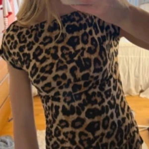 Leopardmönstrad topp - Säljer en snygg leopardmönstrad topp med korta ärmar och tight passform.