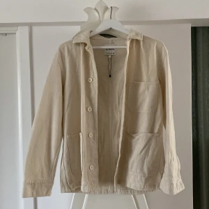 Krämvit jeansjacka från zara - Säljer en oanvänd vårjacka från zara e denim. Så fin men aldrig tycker inte jag passar i den. Den är helt oanvänd och har inga fläckar eller andra defekter. 