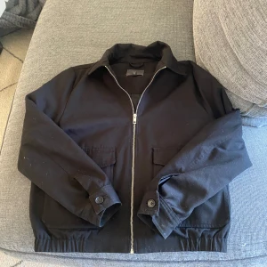 Svart, overshirt  - En svart och stil ren overshirt från hm, perfekt  för sig som vill ha en trendig och stil ren look, vid snabba köp 300kr 