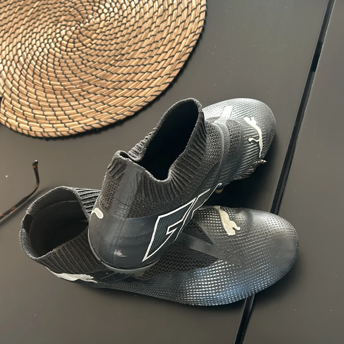 Svarta fotbollsskor från Puma - 1