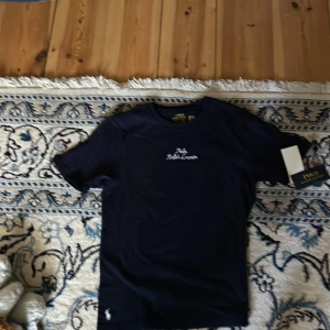 Säljer denna Ralph Lauren t-shirten  - Säljer denna ralph Lauren T-shirten som aldrig är använd och helt ny skick: 10/10 i storlek 10/12år
