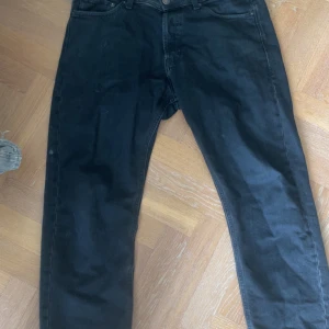 Svarta jeans  - Riktigt sköna jeans från Jack and Jones dom är riktigt bra stick inga defekter någon stans. Storleken är W31 och 