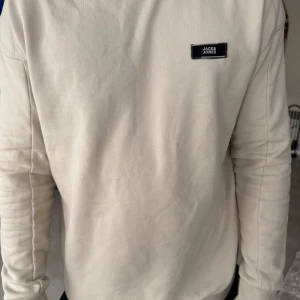 Beige långärmad tröja från Jack & Jones - Säljer en stilren beige långärmad tröja från Jack & Jones. Riktigt skönt kvalité till bra pris 