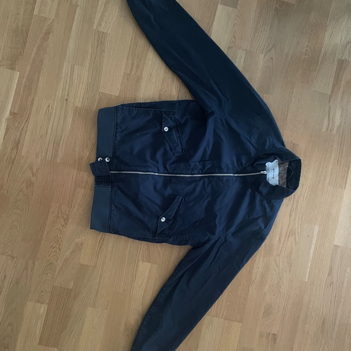 Mörkblå bomberjacka från Elvine