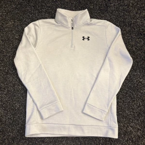 Under armour tröja -S -  Fräsch tränings-/vardagströja från Under Armour 💪 Sitter skönt, ser clean ut, och den är i nyskick – typ som att ta den direkt från butik.  📏 Mått (plagget ligger platt): • Bredd: 49 cm • Längd: 67 cm