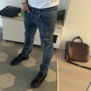 DONDUP - Säljer ett par riktigt goa jeans från Dondup med slitningar. Skriv om du har några frågor eller funderingar!!!