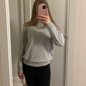 Ljusgrå tröja från Zara - En enkel och stilren ljusgrå tröja från Zara. Tröjan är i nyskick. Storlek 164/xs. 