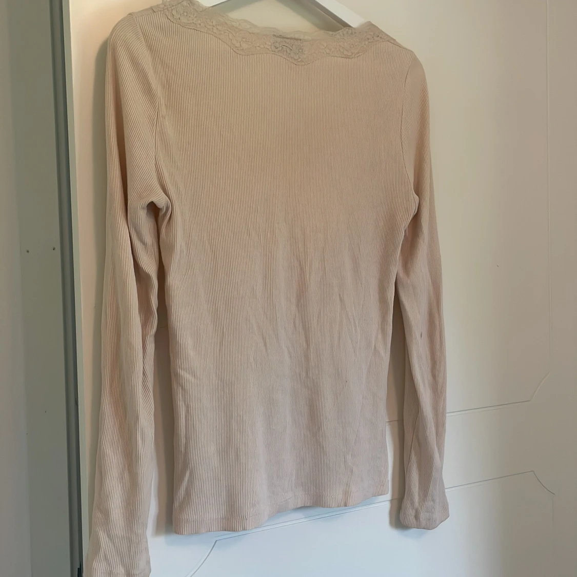 Beige ribbad topp med spets från Vila - 2