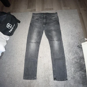 Nudie jeans slim fit - Säljer ett par Nudie jeans som knappt är använda,Dem är köpta för 1600 på Nudies hemsida och är storlek W33 L30.