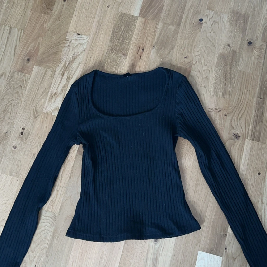 Svart ribbad långärmad topp