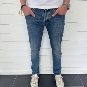 Blå jeansbyxor från Morris - Säljer du dessa snygga Morris jeans med mycket snygg tvätt! Skick 8/10. Säljer dessa endast för 699! (Pris går att diskutera vid snabb affär)