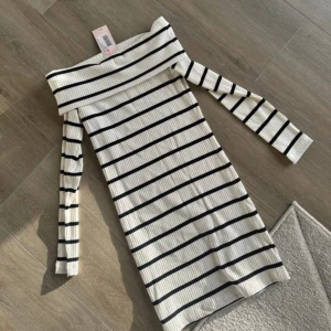 Klänning🤍  - Randig off shoulder klänning från Nelly storlek S. Prislapp kvar. Aldrig använd 🫶🏼perfekt till sommaren