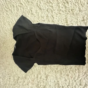 Svart topp  - Svart topp från Gina tricot! Jätte gullig nu till sommaren!❤️🤩