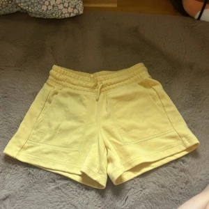 Gula mjukis shorts  - Ett par gula mjukis shorts från old navy k storlek S eller 6-7. Men de är ganska stora i storleken. Perfekta att ha hemma eller nu i sommar☀️