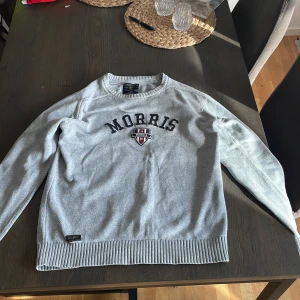 Grå stickad tröja från Morris  - Säljer min stickade gråa Morris tröja på grund av att den är för stor. Helt nytt skick då den knappt har används. 