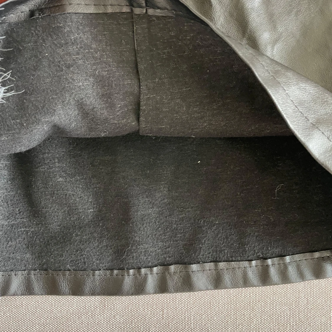 Svart kjol med snörning i skinnimitation - 2