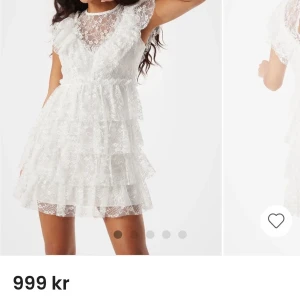 Vit spetsklänning med volanger - Superfin vit student eller skolavslutnings klänning! Använd två gånger så väldigt bra skick. Original pris:1000 så säljer för 750 eftersom den knappt är använd.💗Använd gärna instabox! 