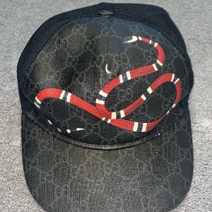 Svart orm Gucci keps (ÄKTA) Sthlm. Bytes ingår - Svart orm gucci keps (ÄKTA) Fler bilder finns dm
