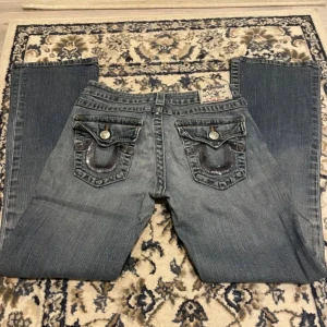 True Religion jeans  - True religion jeans med glitter på fickorna. Priset kan diskuteras💓💓💓 köpte dom på plick och bilderna är därifrån, skriv om ni vill ha fler bilder!!