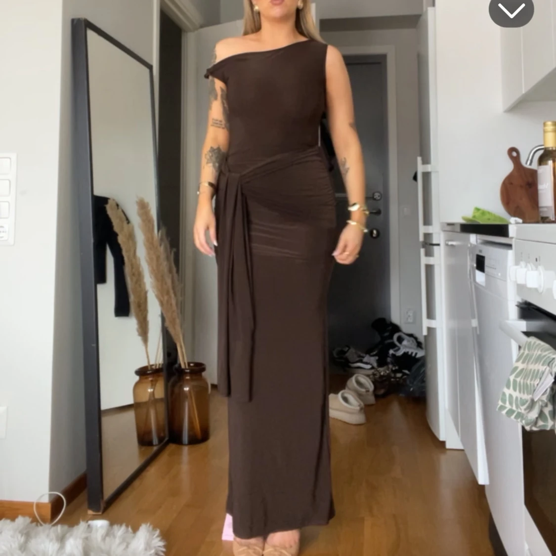 Brun långklänning med oneshoulder och knyt