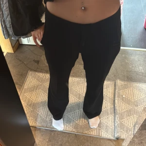Svarta kostymbyxor från Nelly - Säljer ett par svarta kostymbyxor från Nelly. Low waist Flare💕Inga defekter. Nypris 399kr. Jätte snygga men kommer ej till användning!