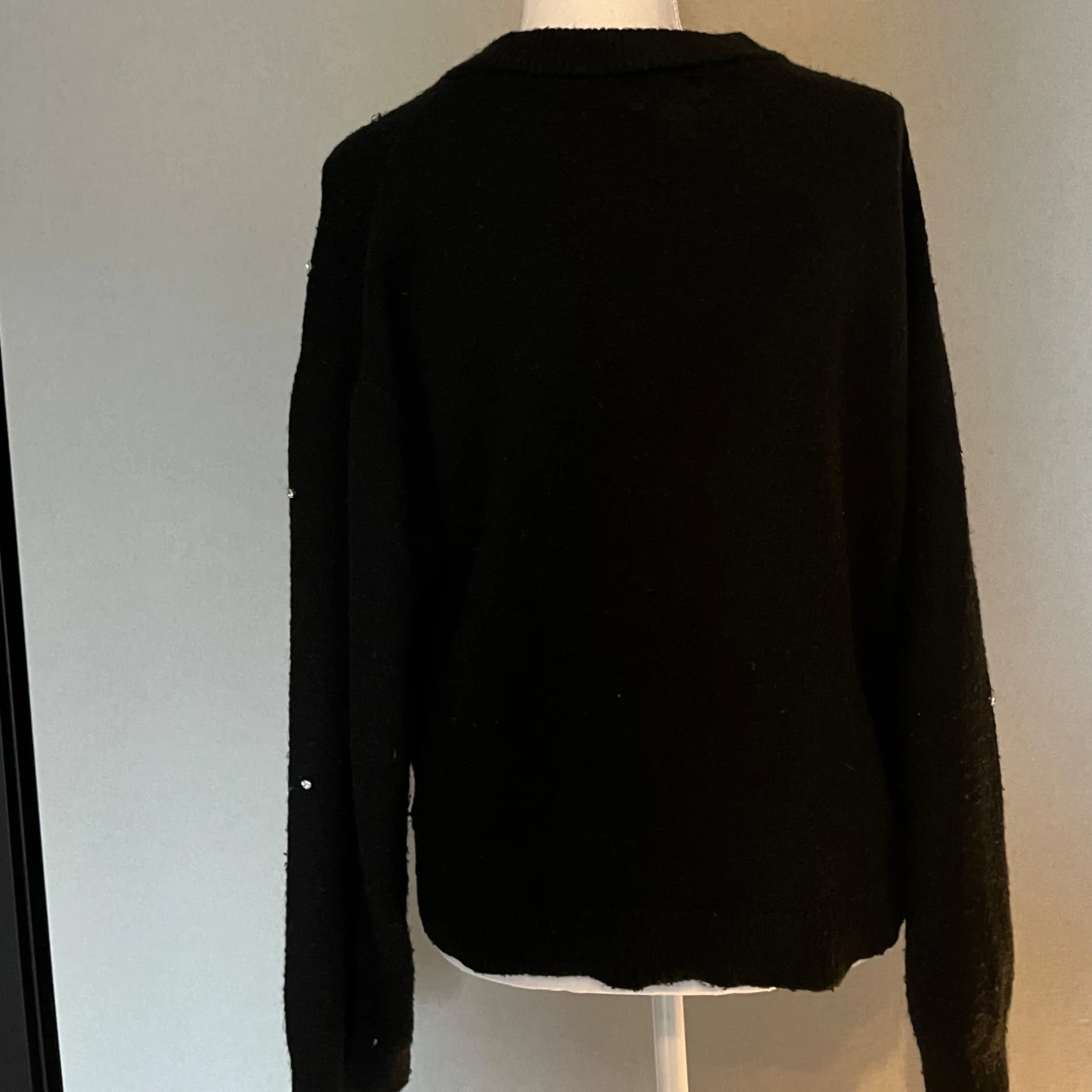 Svart stickad tröja med pärlor - 2