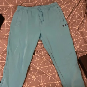 Blåa boss mjukis byxor  - Använt fåtal gånger. Köpt för 1200 