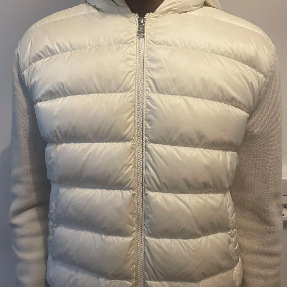 Vit pufferjacka med huva från Moncler