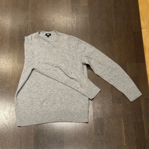 Kashmir tröja från Uniqlo - Tjena! Säljer denna 100% Kashmir tröja från Uniqlo som är i bra skick förutom liten skada (se sista bilden). Storleken är M som är lite för liten för mig som är 185. Hör gärna av er vid frågor/funderingar