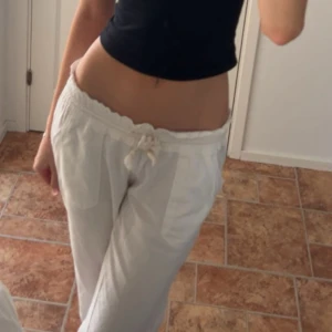 Roxy Linnebyxor - Säljer ett par vita Roxy linnebyxor med nypris för 599. I bra skick och säljer då de är lite för korta för mig som är 178 men sitter bra i midjan för mig som vanligen har s/m/36 i byxor🙌🏻skriv t mig för fler bilder🩷
