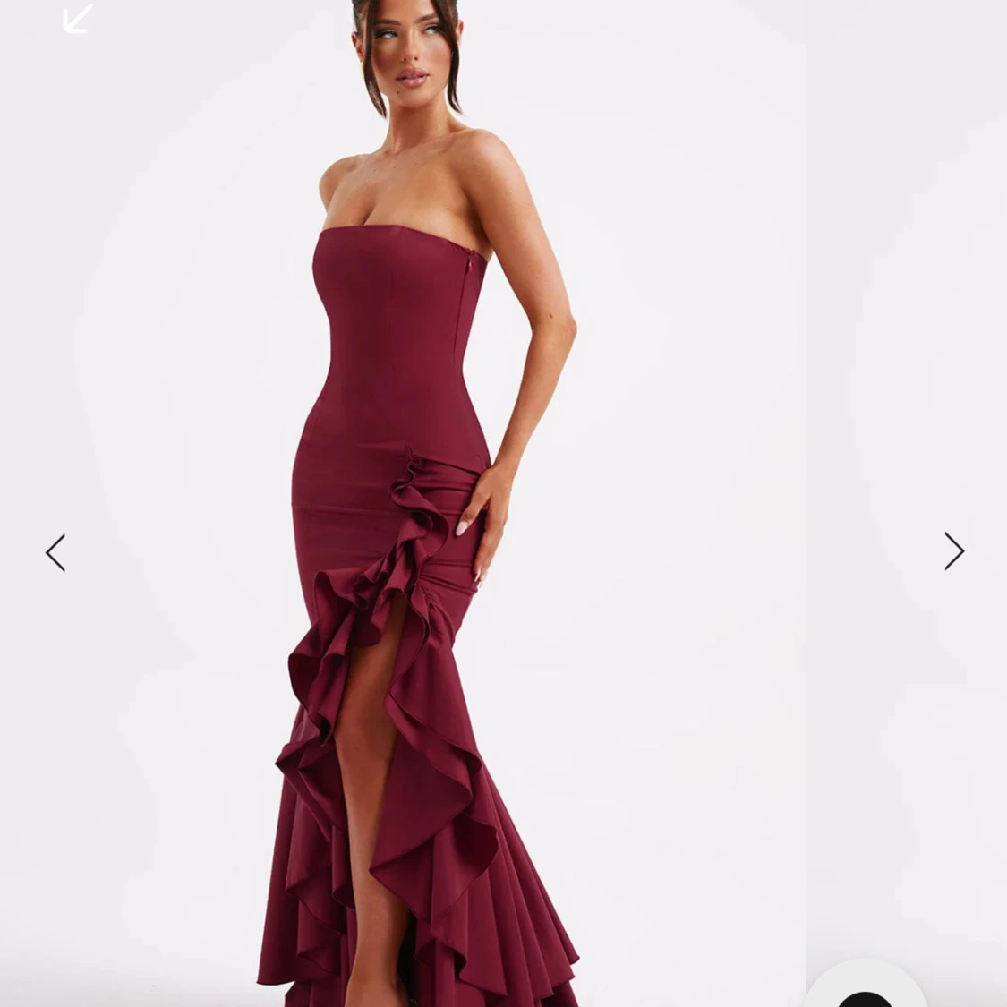 Bordeaux axelbandslös långklänning med volang - 1