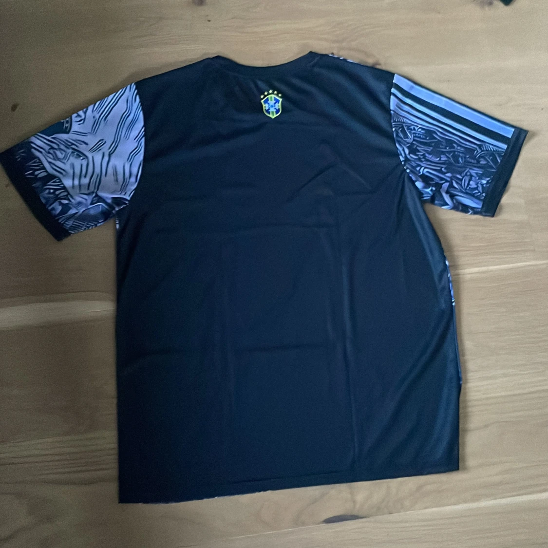 Brasiliansk fotbollströja med religiöst motiv - 1