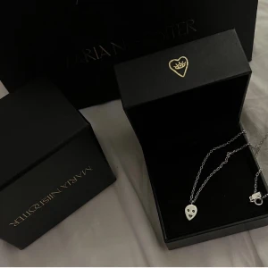 Maria Nilsdotter halsband!💕 - Säljer ett stilrent halsband från Maria Nilsdotter med ett silverfärgat hjärthänge. Kedjan är tunn och elegant, perfekt för att ge en subtil touch till din look. Levereras i originalask.