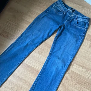 Blå jeansbyxor från LTB VALERIE - Snygga blå jeansbyxor från LTB, modell: valerie, lågmidjade, bootcut, endast andvända ett fåtal gånger, nyskick, storlek 28/34, säljer då dem är för stora, skriv för frågor eller mer bilder på jeansen😊💗
