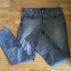 Grå jeans från Jack & Jones - Snygga grå jeans från Jack & Jones. Säljs då de inte passar mig. Använda endast ett fåtal gånger.[Skick 10/10] Skriv meddelande ifall du undrar något.