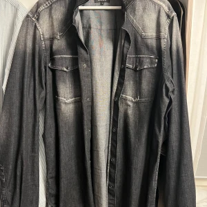 Overshirt/skjorta från dondup  - Säljer en svart overshirt från Dondup med snygga slitningar och två bröstfickor med lock. Aldrig använd alltså helt ny utan tags 