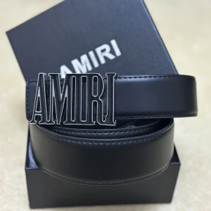 Svart skärp från Amiri med metallspänne - Säljer ett svart skärp från Amiri med ett stort metallspänne där det står AMIRI. Skärpet är gjort i slätt skinn och har en stilren design. Perfekt accessoar för att lyfta din outfit. Storlek 115, boxen följer med. . Pris kan diskuteras‼️
