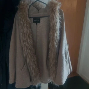 Cape/poncho  - Cape från Riverisland, motsvarar XS/S. "Inbyggda" armar. Finns ett spänne att knäppa den med som är av, den finns dock kvar och kan sys fast. Priset kan diskuteras
